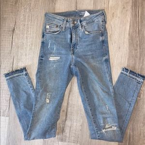 Distressed skinny jeans